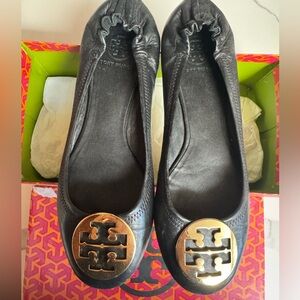 Tory Burch Classic Reva Black and Gold Ballet Flats size 9.5